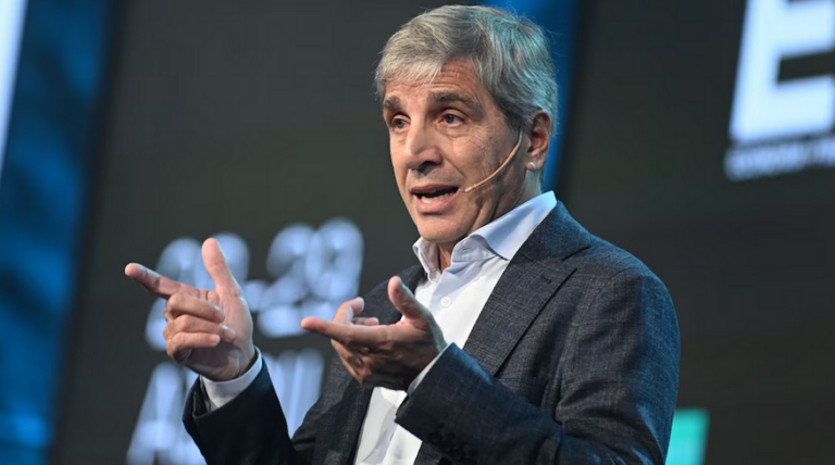 Caputo atribuyó la suba de la mora bancaria al sobreendeudamiento y defendió el rumbo económico del Gobierno