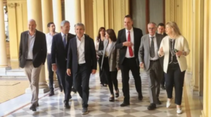 El Gobierno reúne al gabinete en medio de fuertes tensiones internas y crece la presión por la salida de Adorni