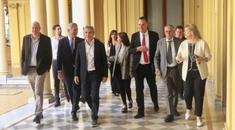 El Gobierno reúne al gabinete en medio de fuertes tensiones internas y crece la presión por la salida de Adorni