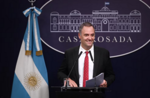 Adorni compró un departamento en Caballito por USD 230 mil y recibió un préstamo de casi el 90% de dos jubiladas